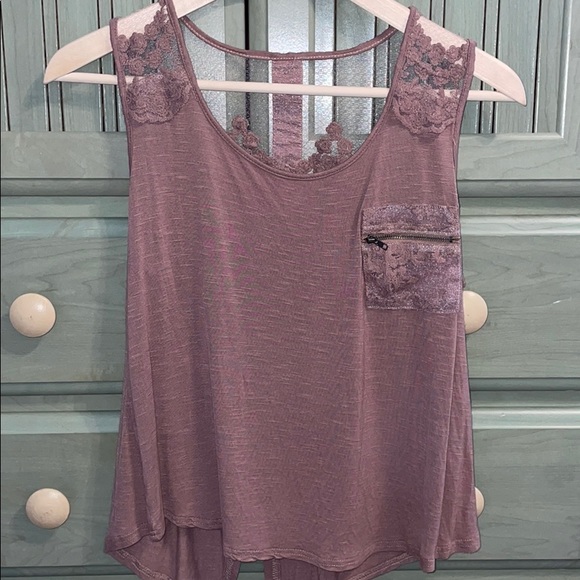 Tops - 🔴Button back crop tank!